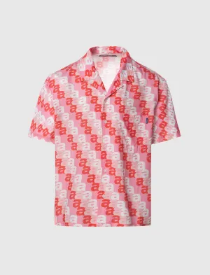 UNE CHEMISE DE CAMP À IMPRIMÉ