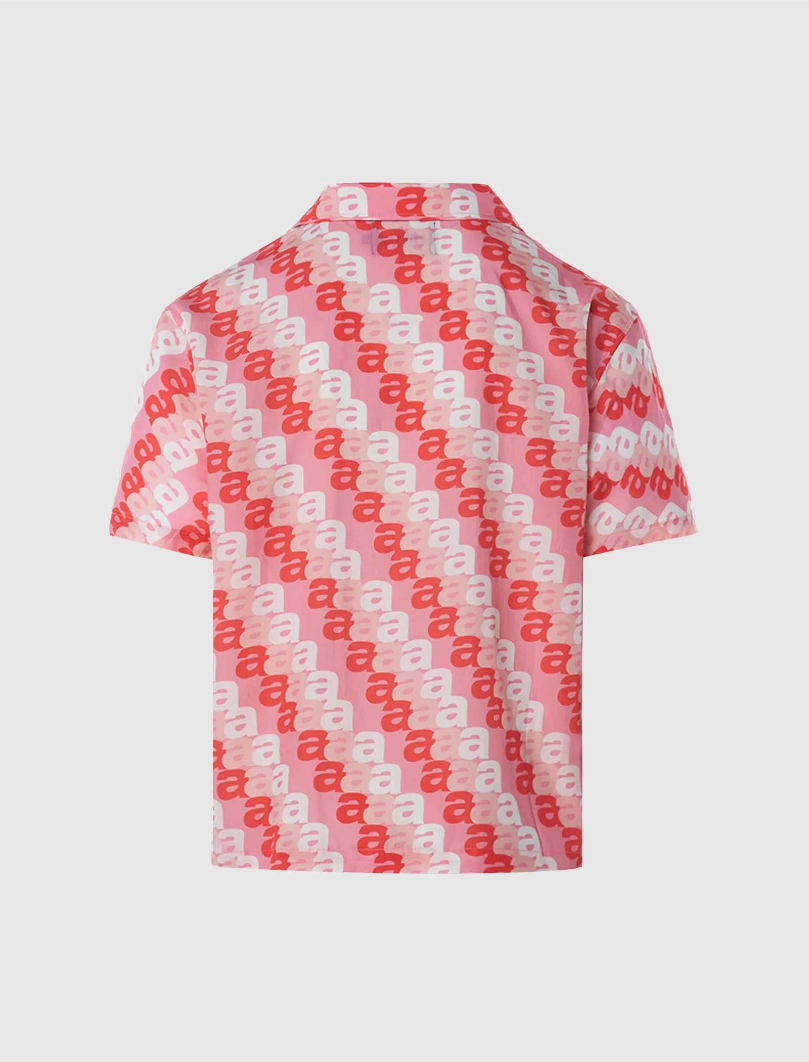 UNE CHEMISE DE CAMP À IMPRIMÉ