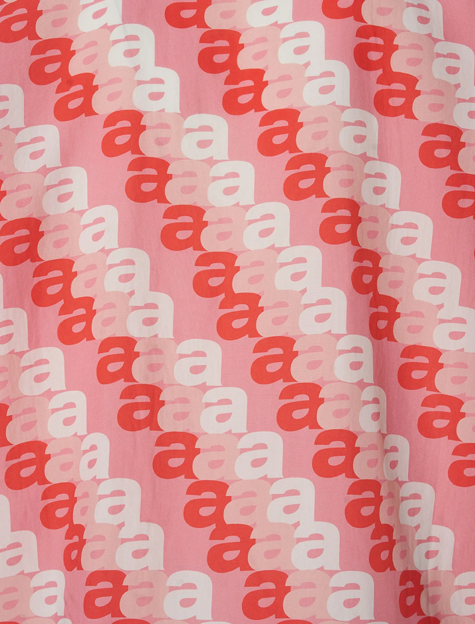 UNE CHEMISE DE CAMP À IMPRIMÉ