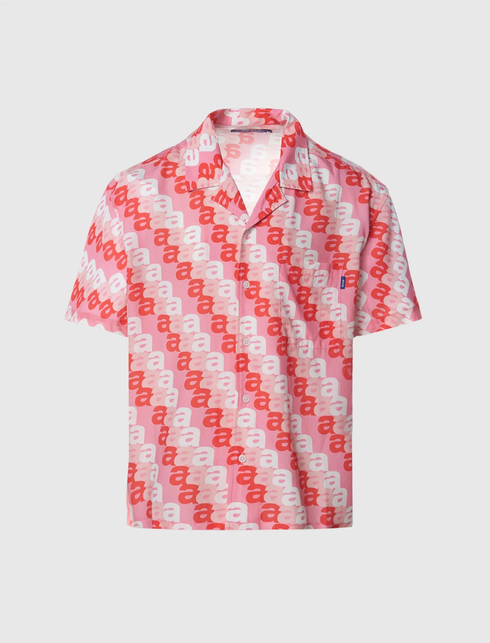 UNE CHEMISE DE CAMP À IMPRIMÉ