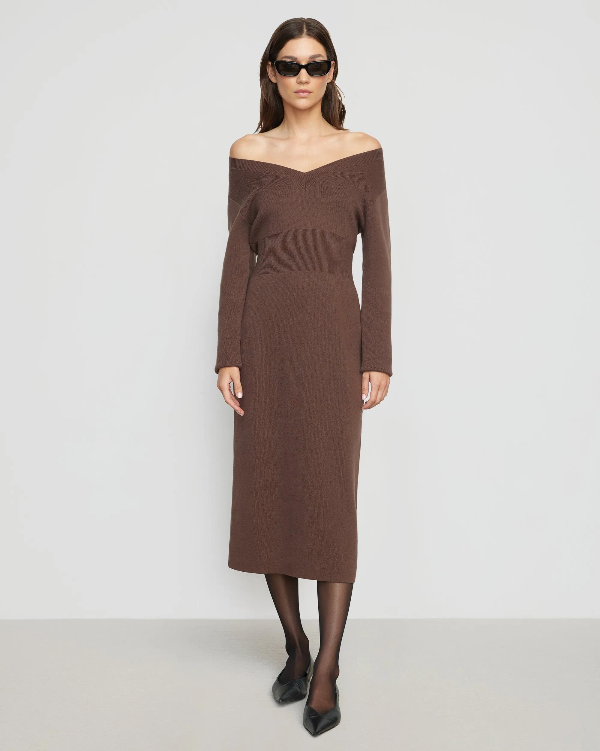 Robe pull Bora à col V et épaules dénudées