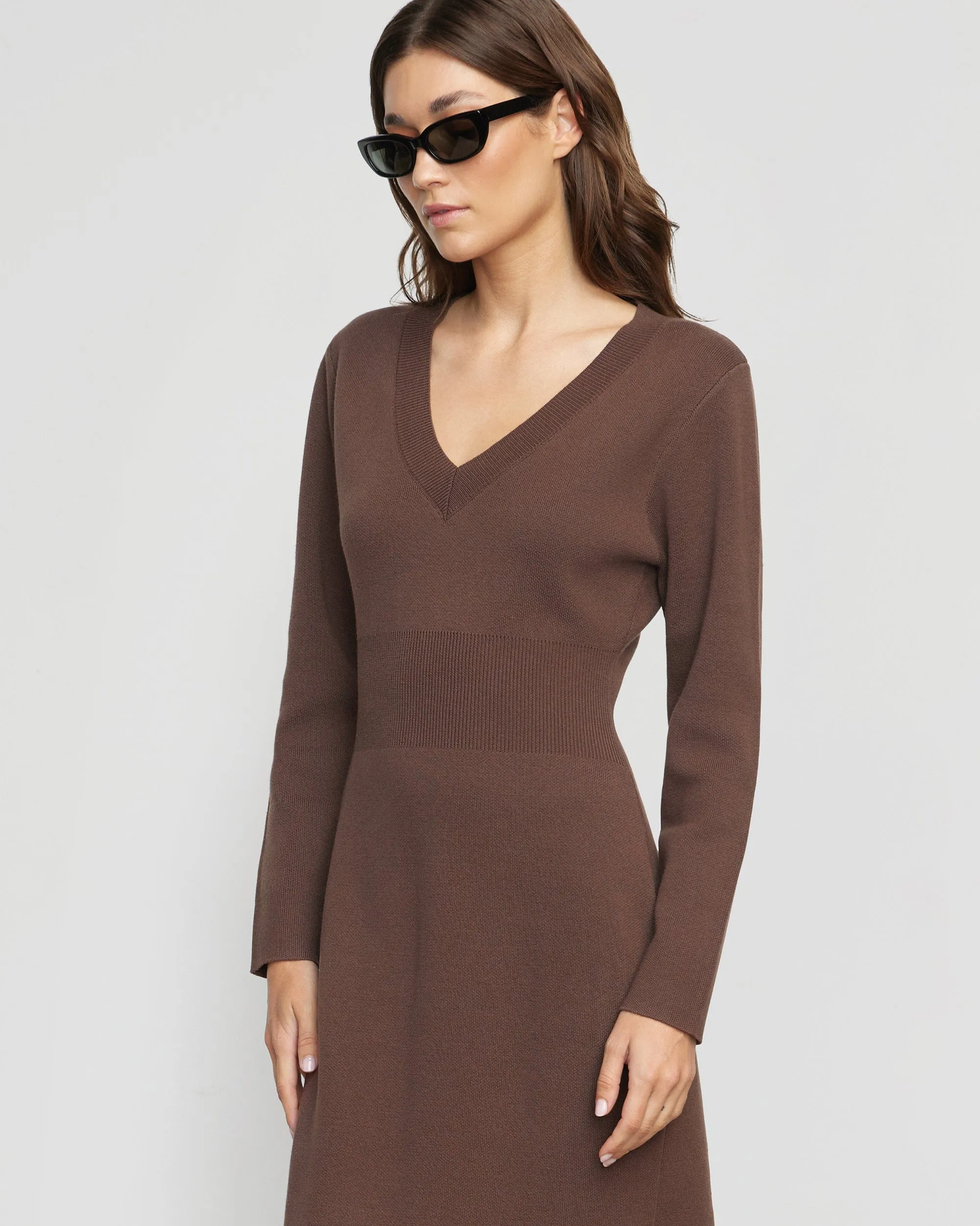Robe pull Bora à col V et épaules dénudées