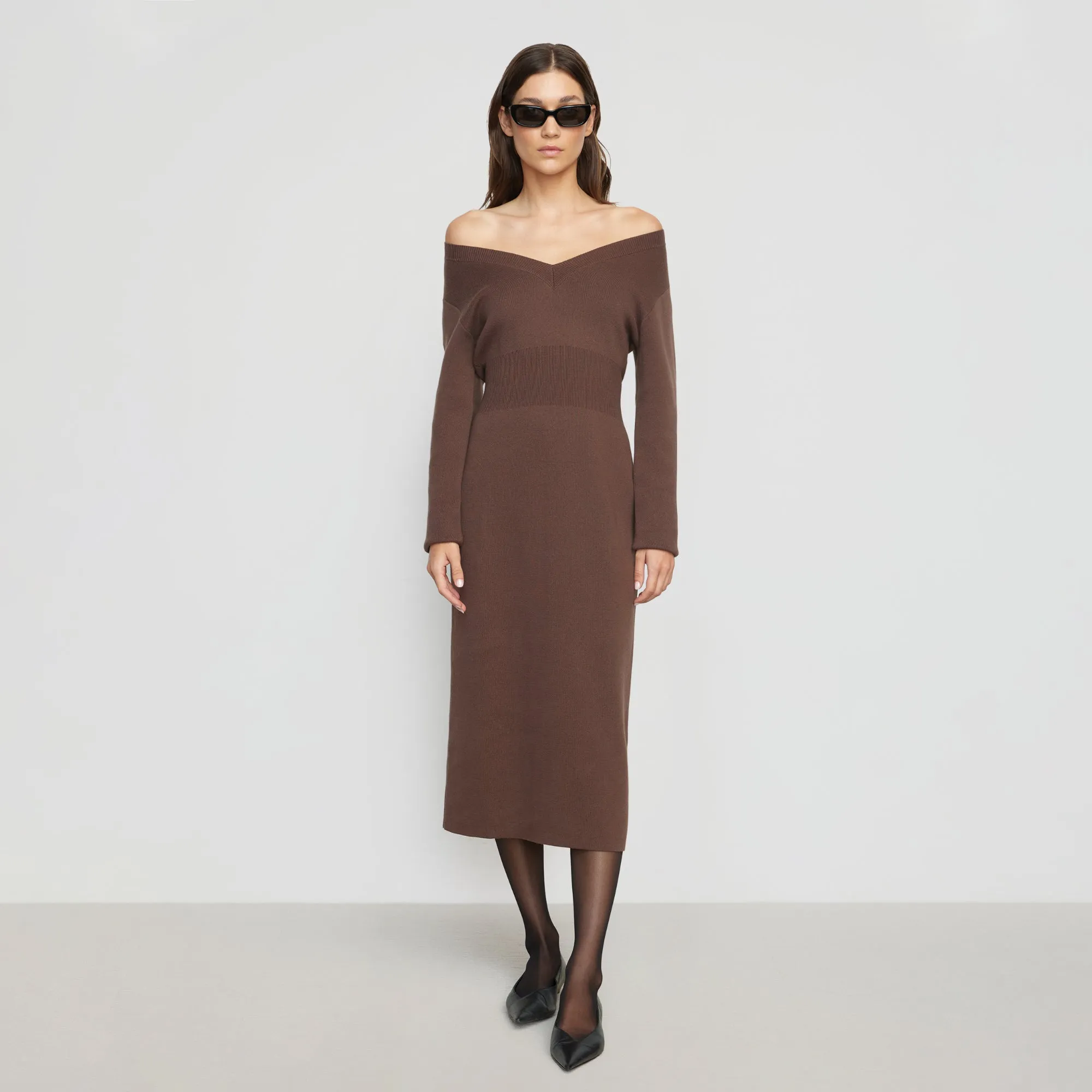 Robe pull Bora à col V et épaules dénudées