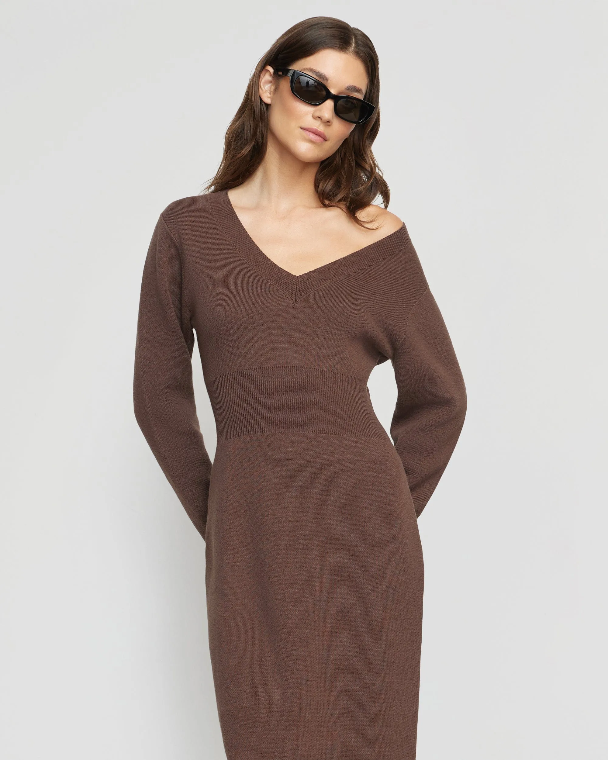 Robe pull Bora à col V et épaules dénudées