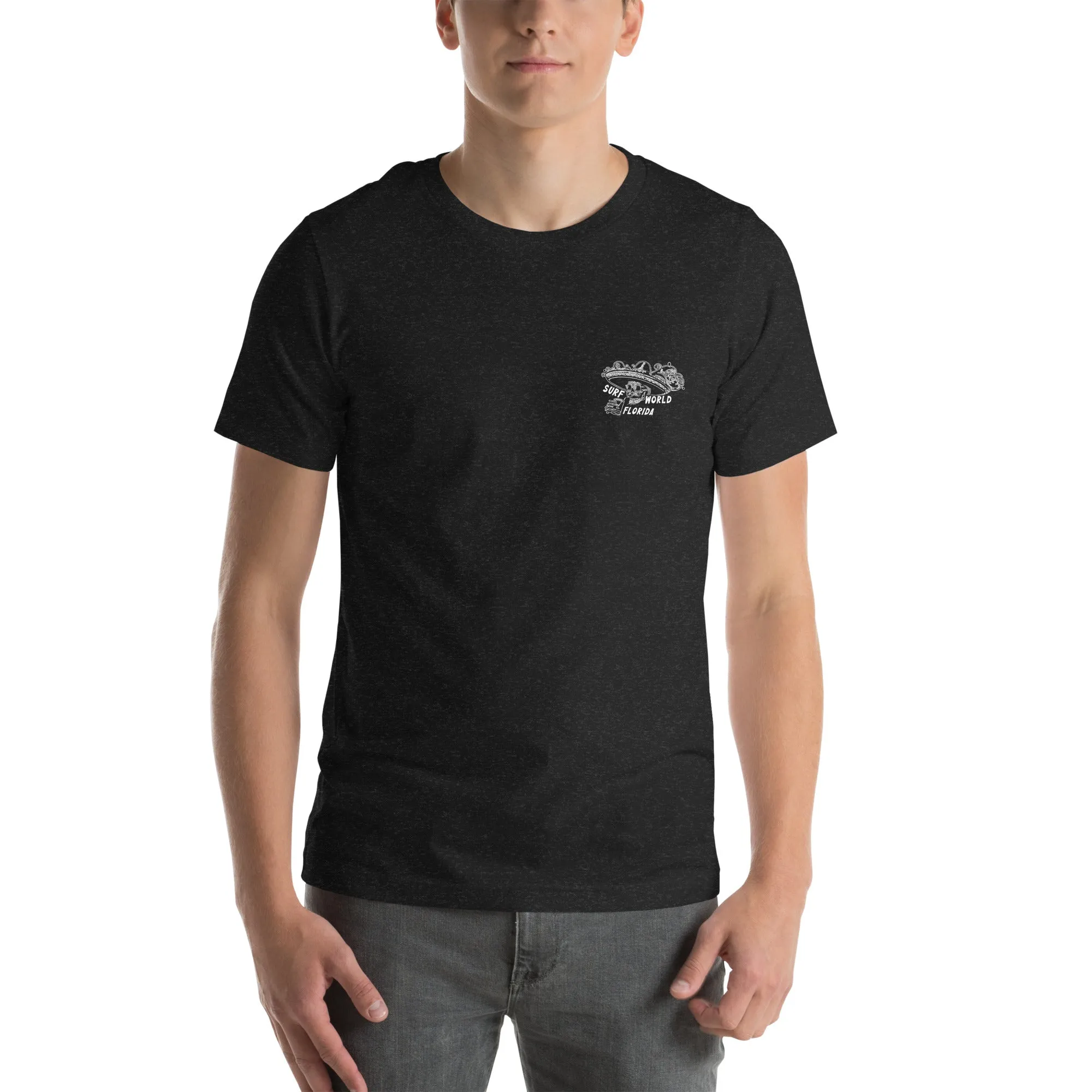 Tout est Bueno avec le T-shirt Surf World sur fonds foncés