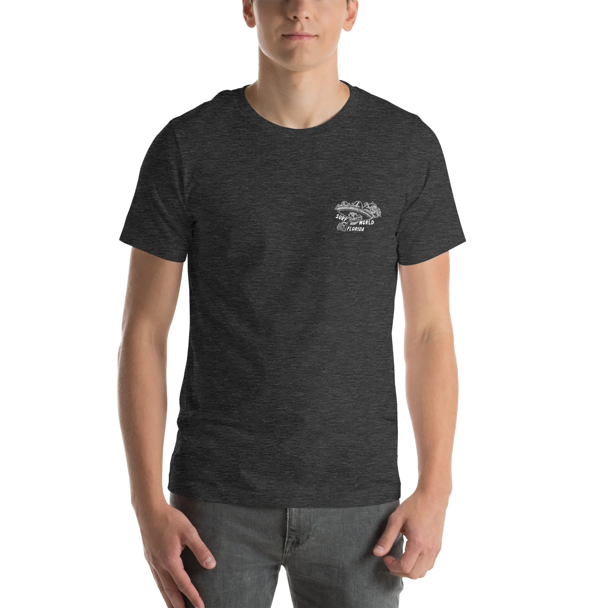 Tout est Bueno avec le T-shirt Surf World sur fonds foncés