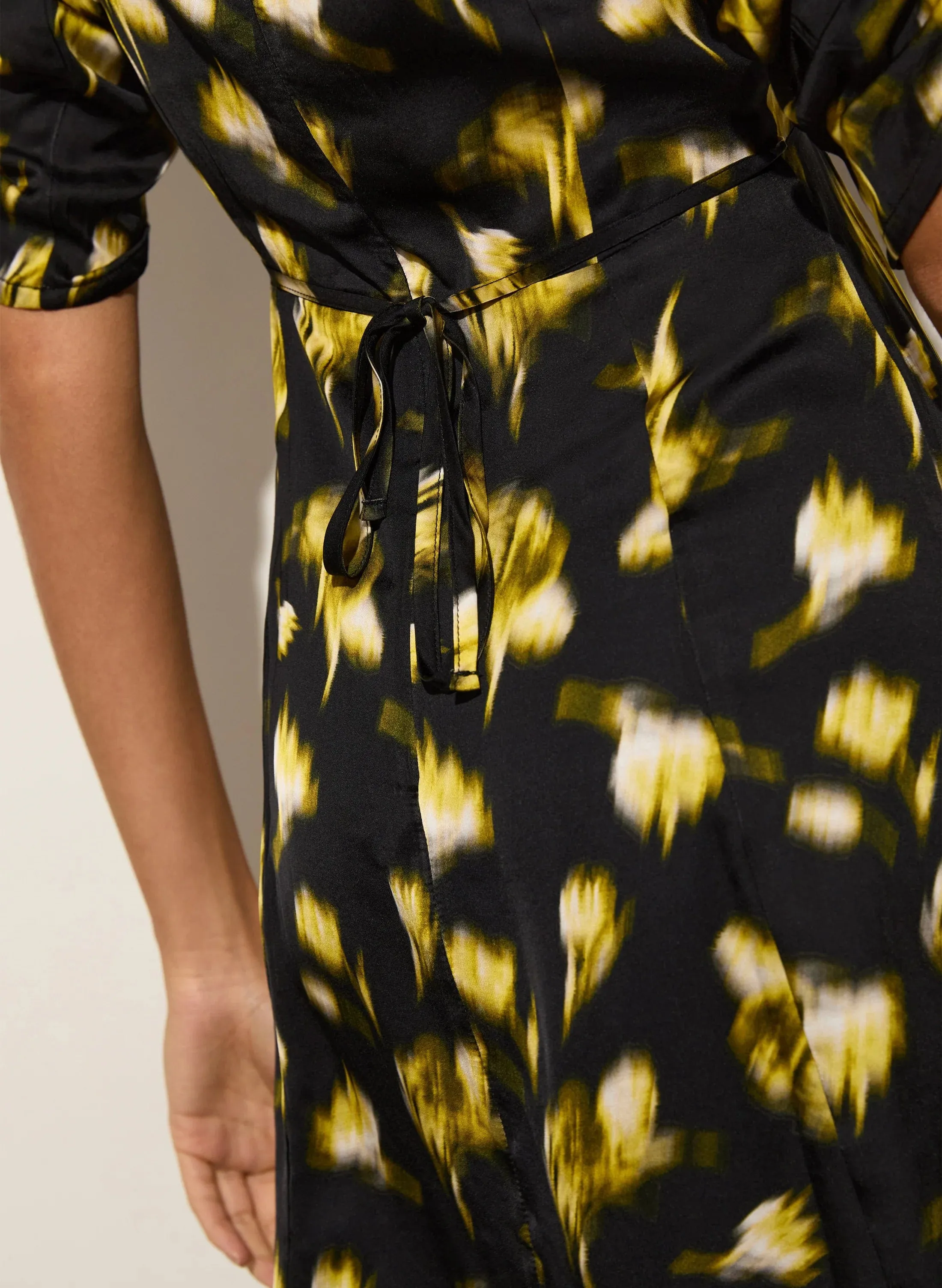 Robe recyclée Winnie LENZING™ ECOVERO™ | Fleurs floues noires